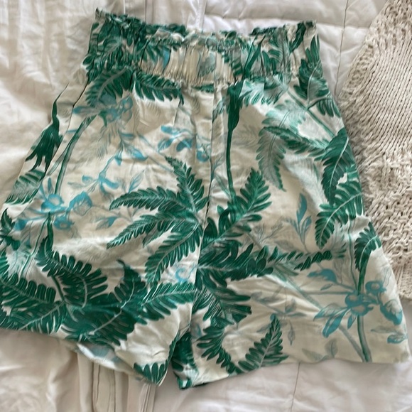 H&M Pants - Tropical Linen Blend High Waisted Shorts